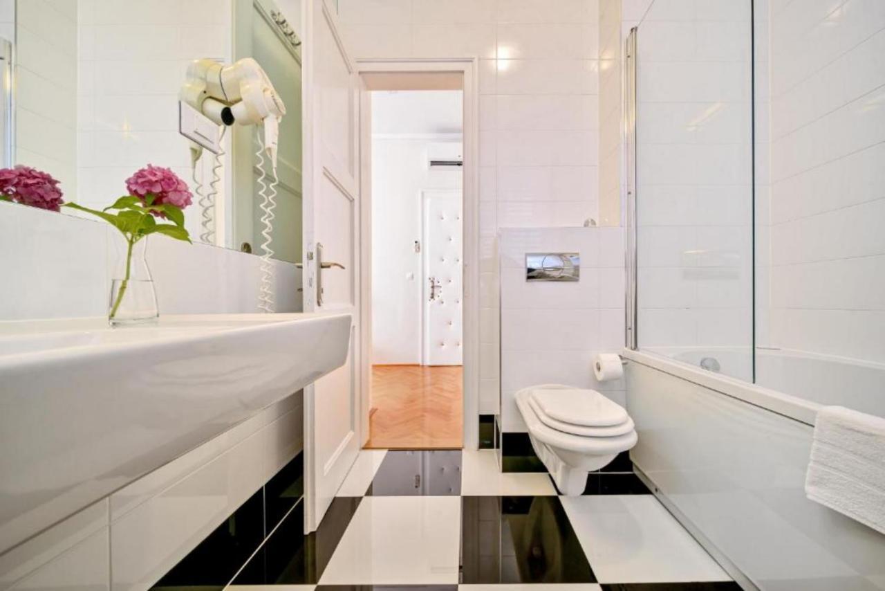 Palace Schoen Milesi - Esense Of Prestige - Private Pool - Free Parking - Old Money Style Luxury Rooms - Walking Distance To The Old Town, The Beach And All Amenities - Buralux Properties Split Ngoại thất bức ảnh