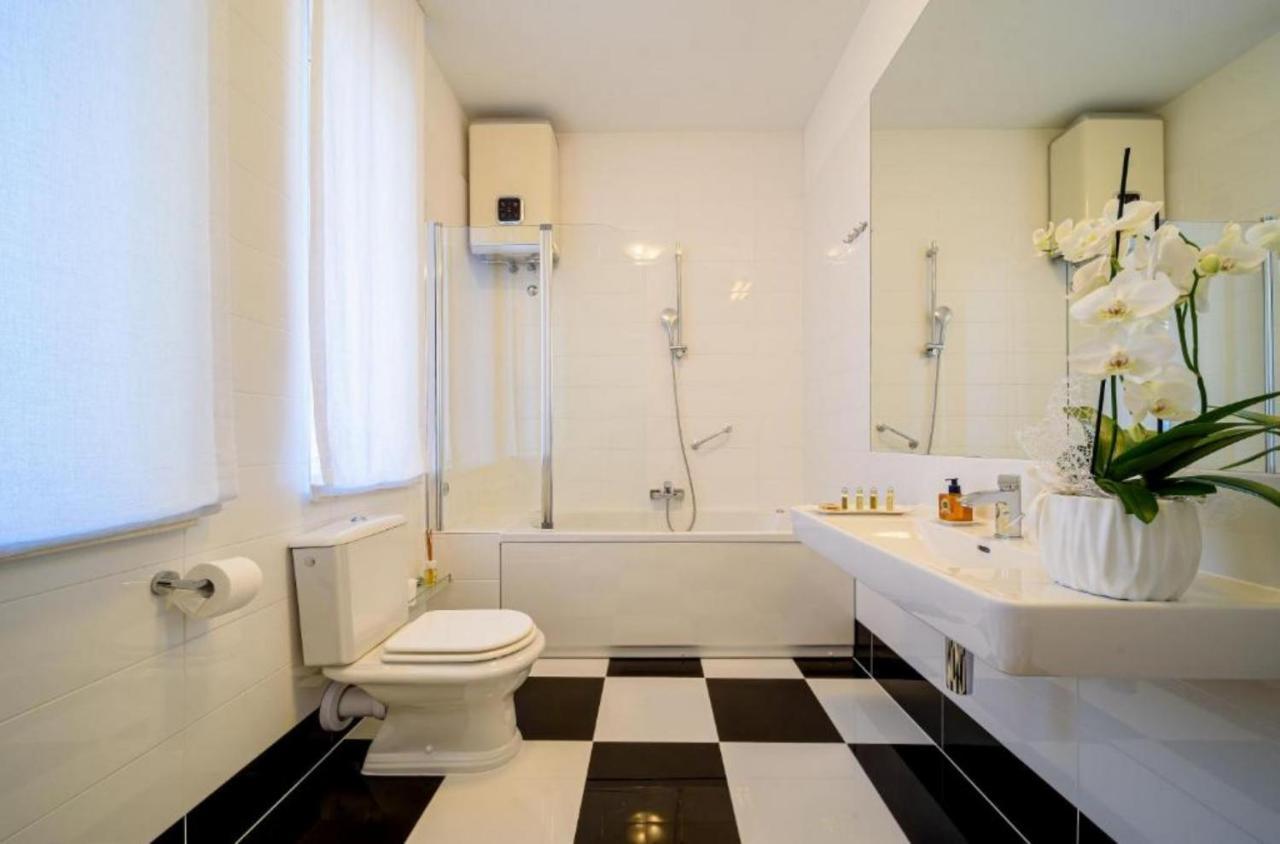 Palace Schoen Milesi - Esense Of Prestige - Private Pool - Free Parking - Old Money Style Luxury Rooms - Walking Distance To The Old Town, The Beach And All Amenities - Buralux Properties Split Ngoại thất bức ảnh
